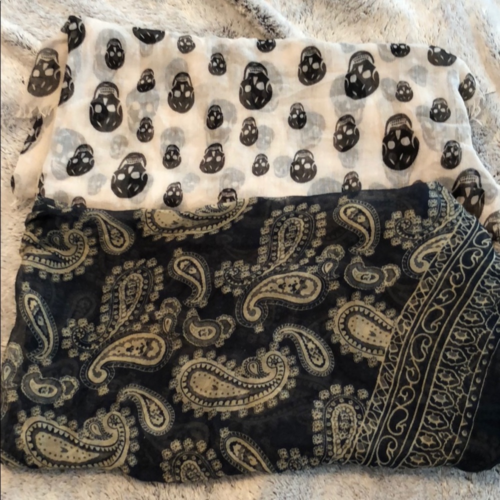 Set of 2 lightweight scarves